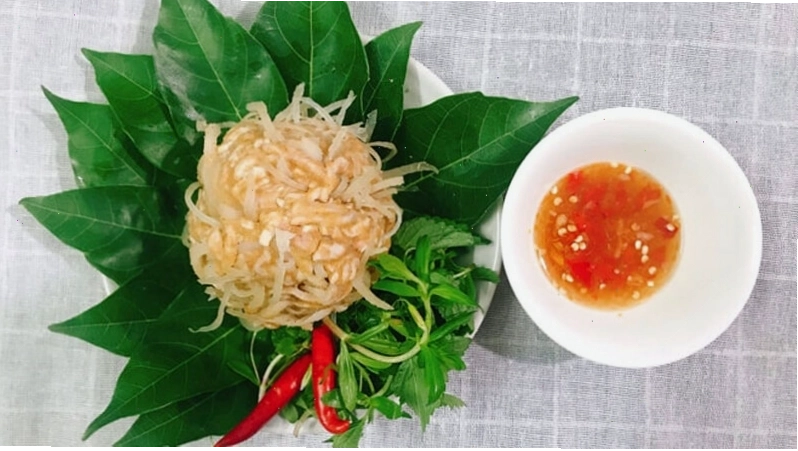 Gói nem nắm bằng lá chuối