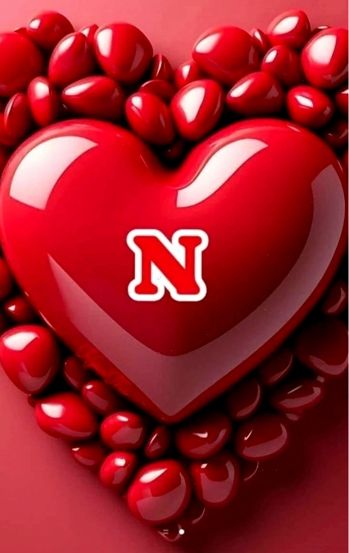 Hình nền chữ N thiết kế theo chủ đề Valentine với gam màu hồng và các họa tiết trái tim