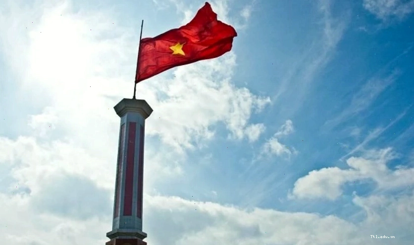 Hình nền lá cờ Việt Nam bay trong gió nhẹ
