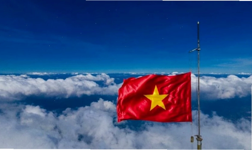Hình nền lá cờ Việt Nam với mây trời tự do