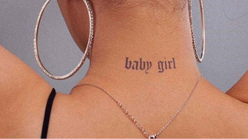 Hình xăm chữ "Baby girl" ở cổ với font thư pháp mềm mại