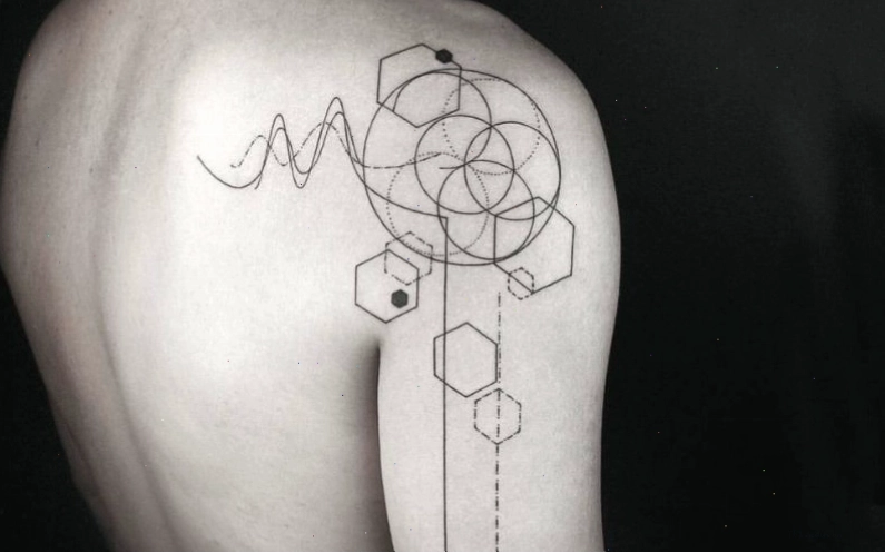 Hình xăm geometric với các đường nét sắc sảo trên vai