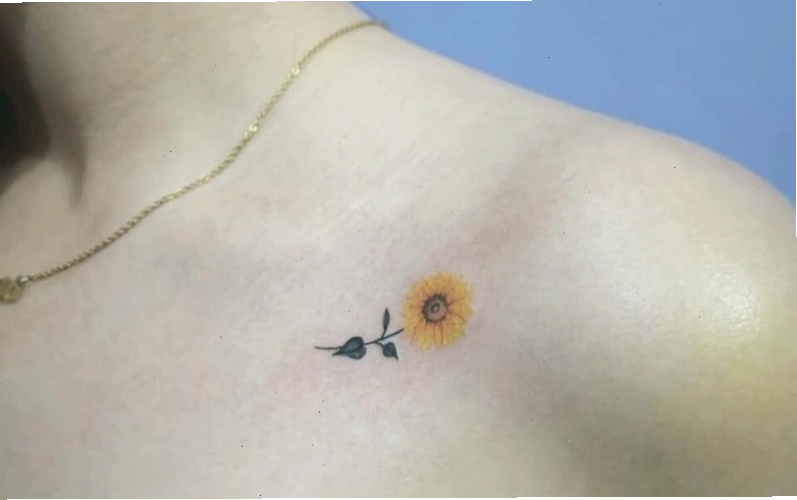 Hình xăm hoa hướng dương trên vai, biểu tượng của đam mê và sự tích cực