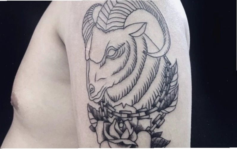 Hình xăm ký hiệu Bạch Dương (Aries) trên vai, biểu tượng của sự khởi đầu