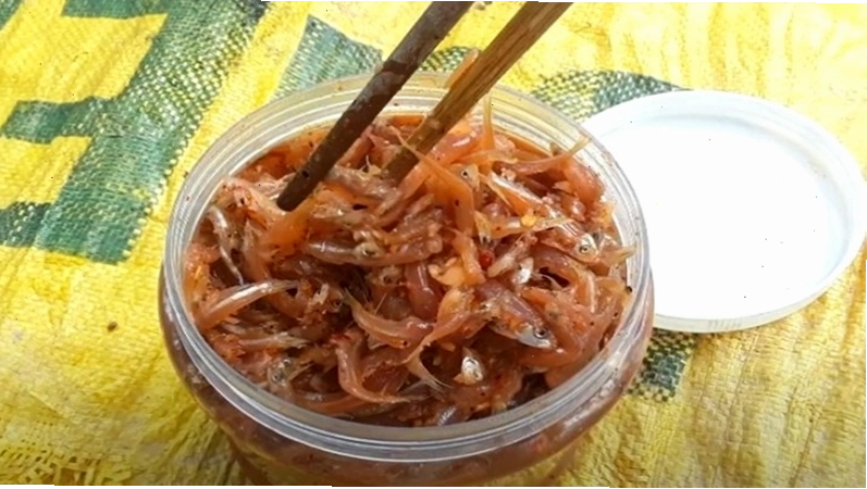Hoàn thiện mắm cá cơm với tỏi và ớt