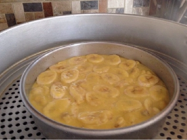 Hỗn hợp chuối và bột chuẩn bị hấp bánh chuối