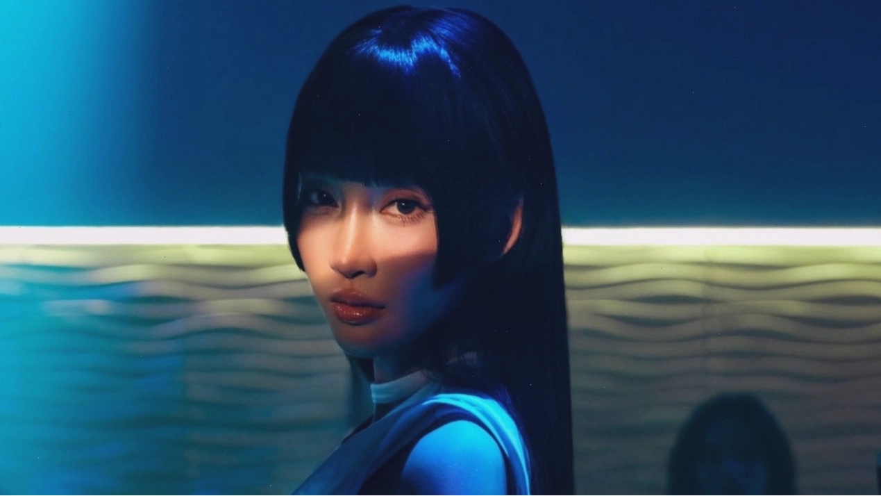 Juky San trong MV 'Ta cùng nhau quên niềm đau' kết hợp cùng rapper Liu Grace