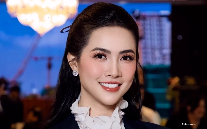 Juky San tươi tắn trên sân khấu