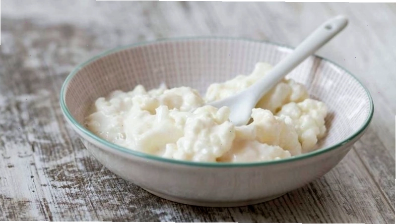 Kefir sữa được làm từ sữa bò, dê hoặc cừu lên men cùng hạt kefir