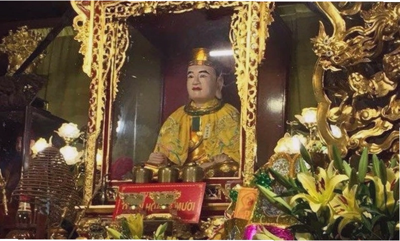 Không gian trang nghiêm bên trong cung thờ Ông Hoàng Mười