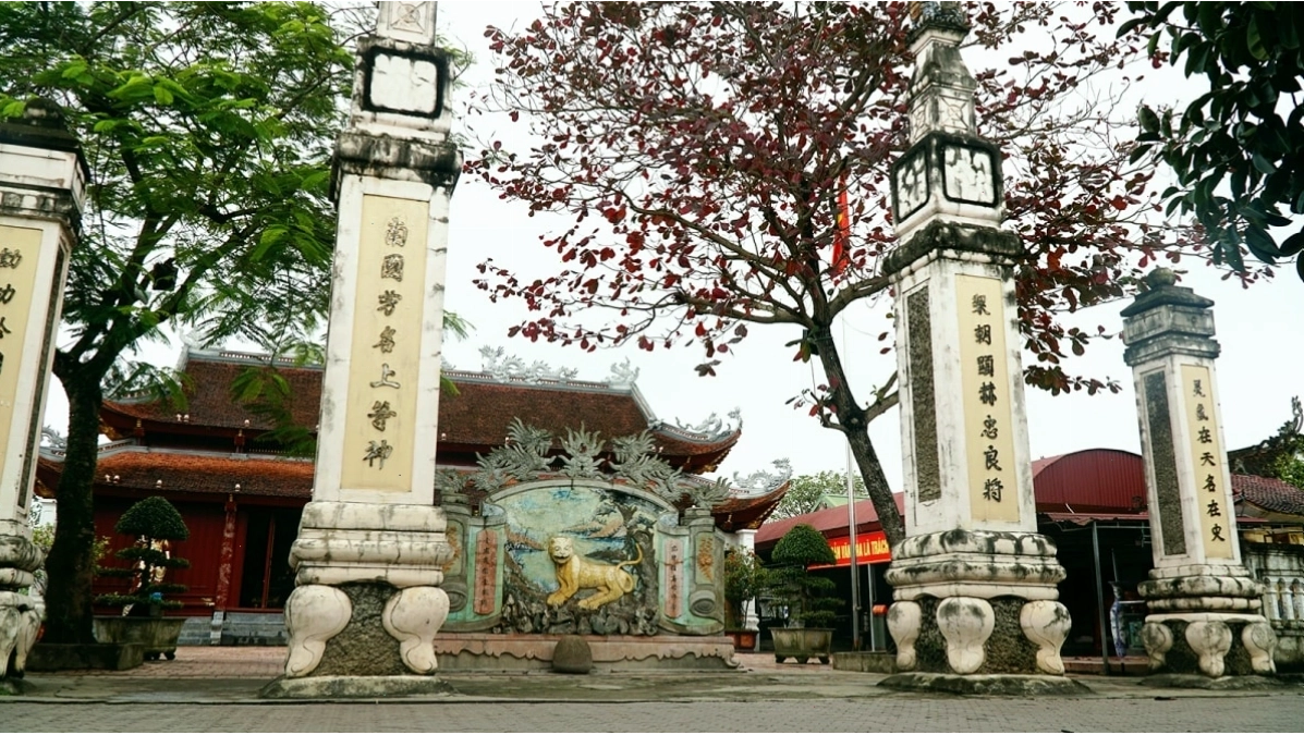 Kiến trúc cổ kính của đền thờ Ông Hoàng Mười