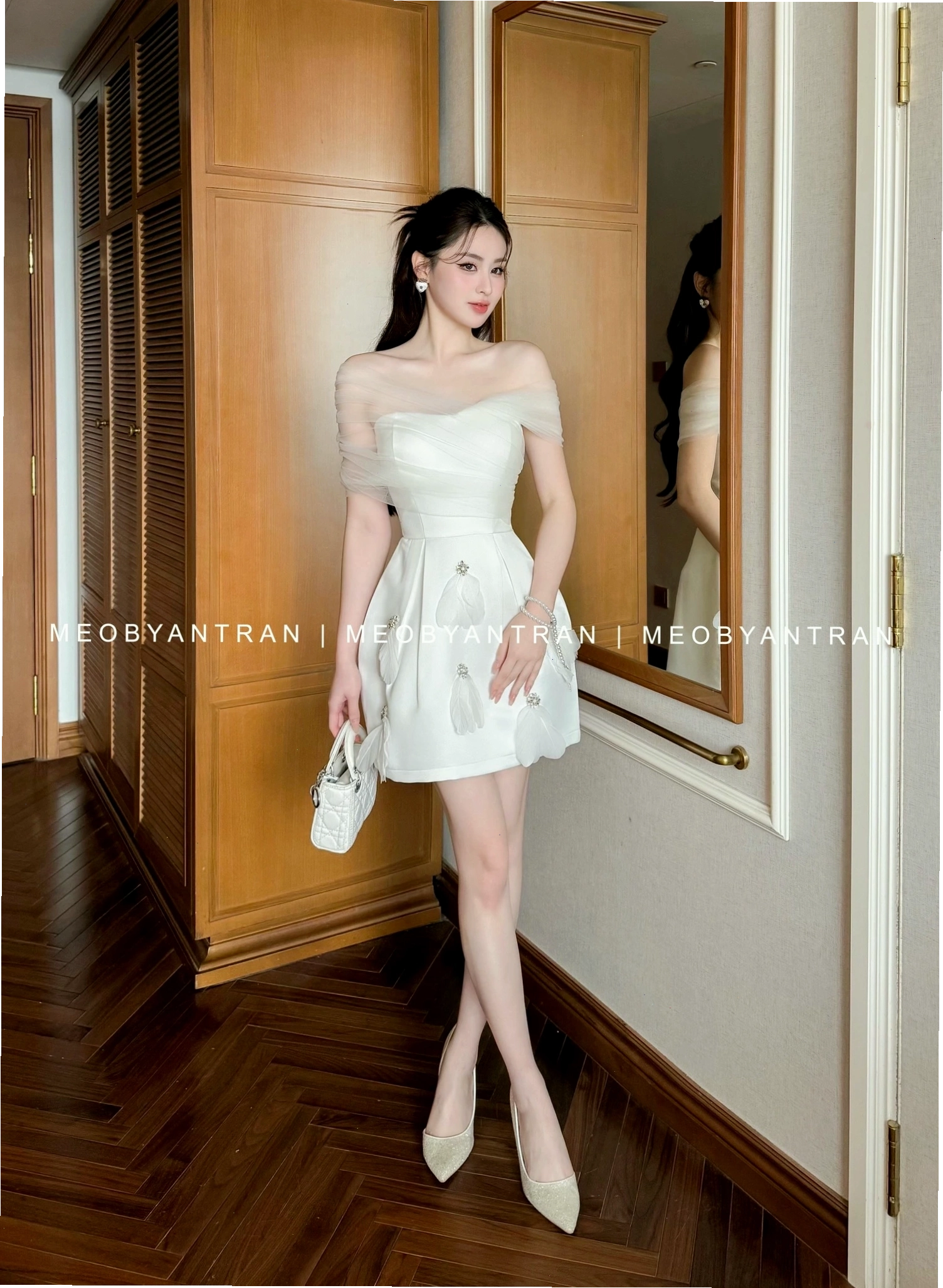 Kiểu đầm đẹp trẻ trung dáng ngắn trễ vai với chi tiết đáng yêu
