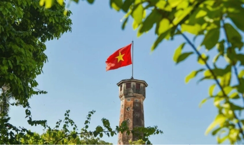 Lá cờ Việt Nam đỏ thắm giữa trời xanh