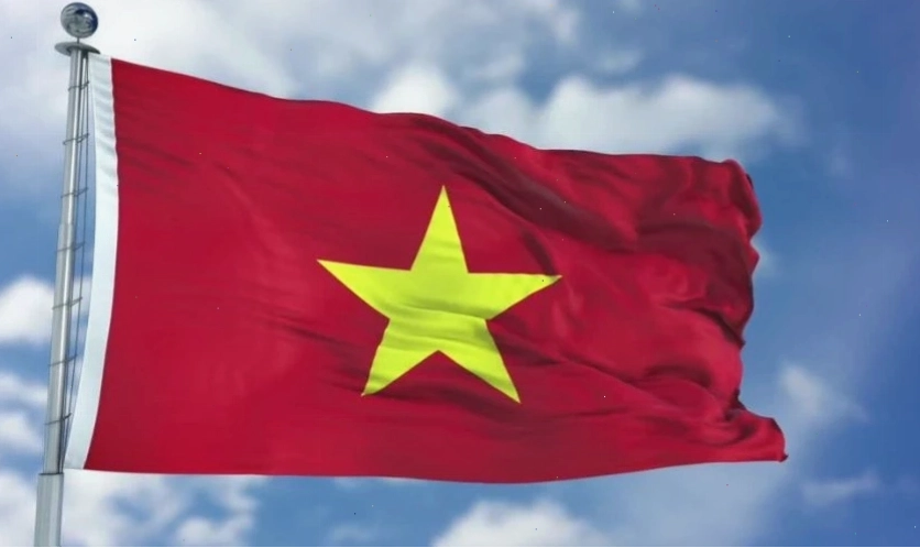 Lá cờ Việt Nam tung bay kiêu hãnh giữa bầu trời