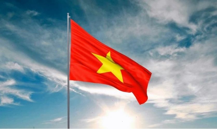 Lá cờ Việt Nam tung bay trên nền trời xanh biếc