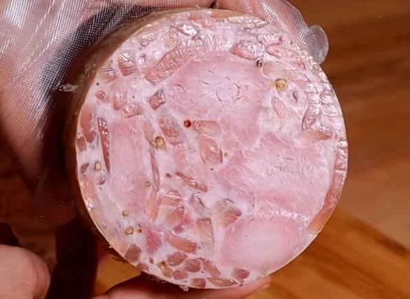 Lát giò dăm bông thơm ngon đã được làm nguội và thái lát