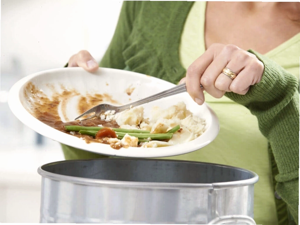 Loại bỏ thức ăn thừa trước khi cho vào máy rửa bát