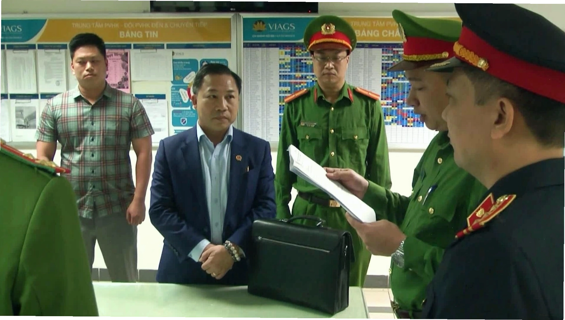 Lực lượng chức năng đọc lệnh bắt giữ ông Lưu Bình Nhưỡng tại sân bay Nội Bài