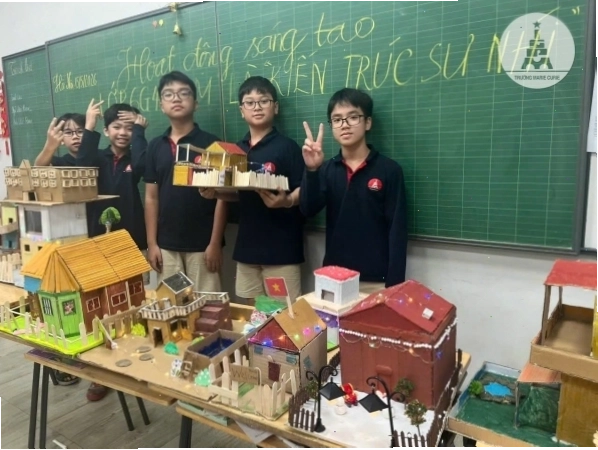 Marie Curie bên các thiết bị thí nghiệm