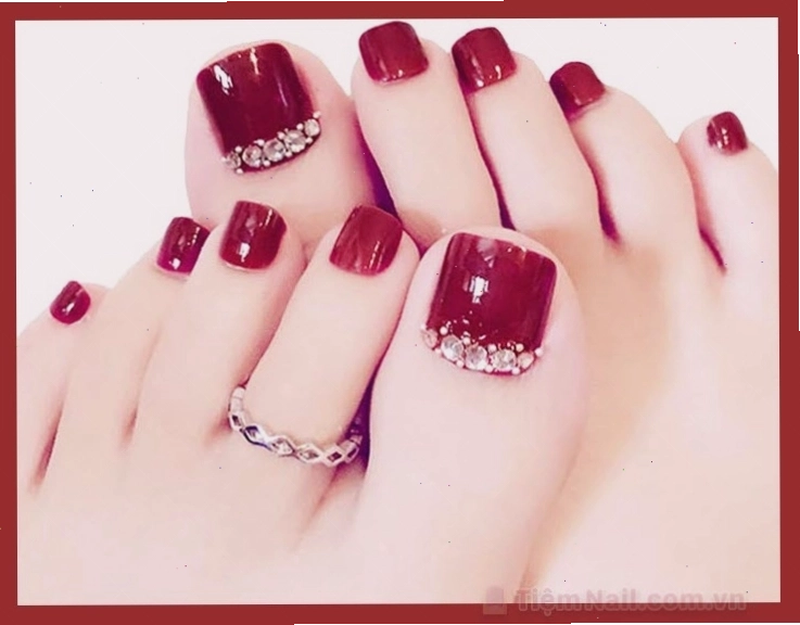 Mẫu móng chân đẹp màu đỏ ấn tượng