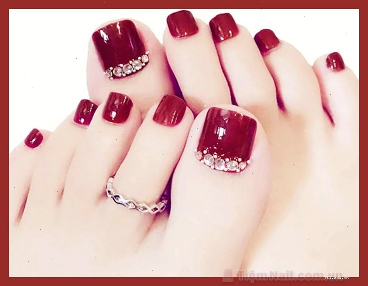 Mẫu móng chân đẹp màu đỏ ấn tượng với các họa tiết kẻ sọc tinh tế