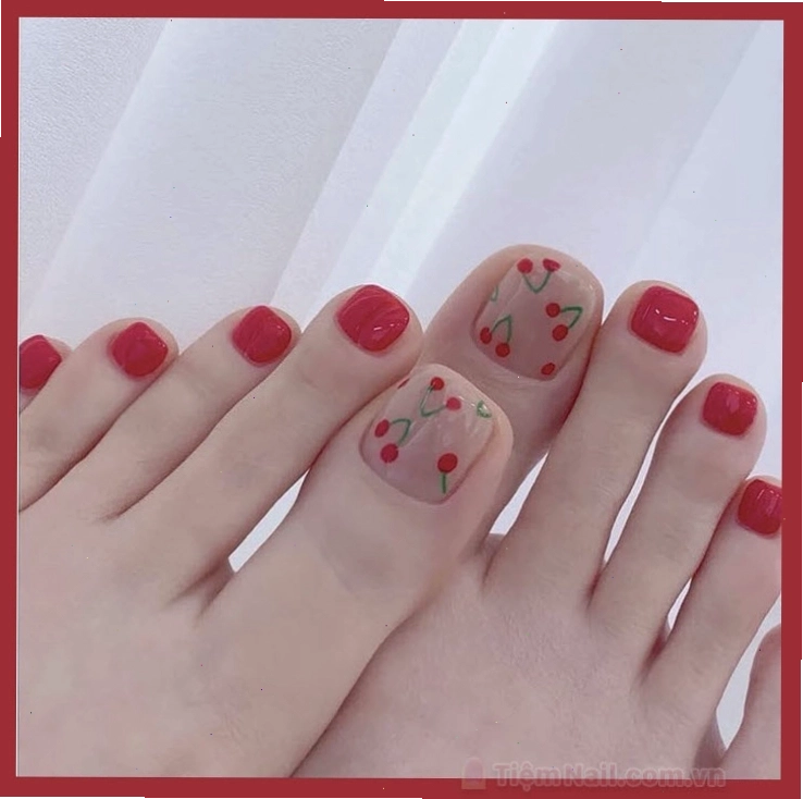Mẫu móng chân đẹp màu đỏ dễ thương với hiệu ứng loang màu nhẹ nhàng