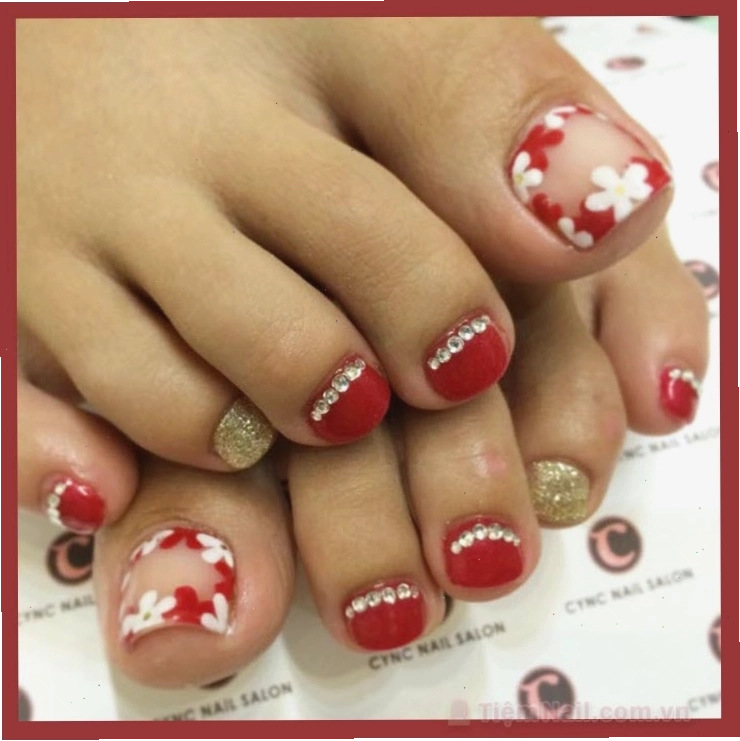 Mẫu móng chân đẹp màu đỏ đính đá đơn giản