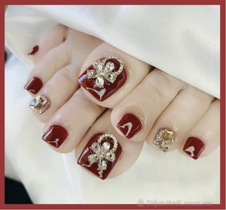 Mẫu móng chân đẹp màu đỏ đính đá hình hoa