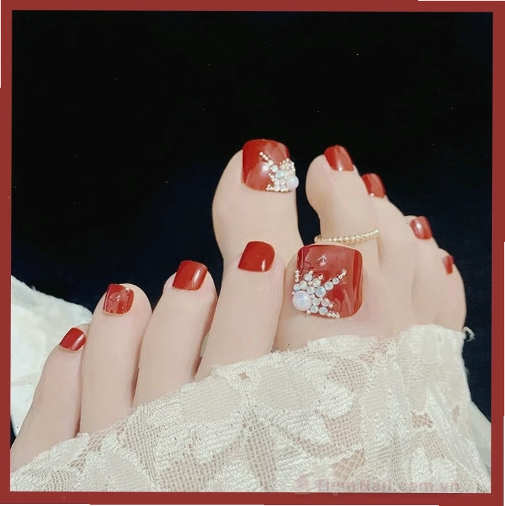 Mẫu móng chân đẹp màu đỏ đính đá lấp lánh