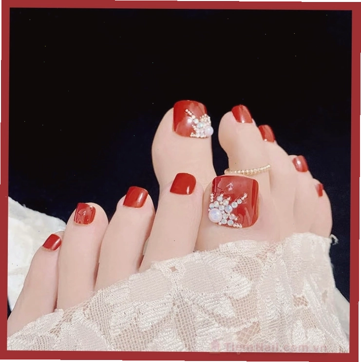 Mẫu móng chân đẹp màu đỏ đính đá lấp lánh
