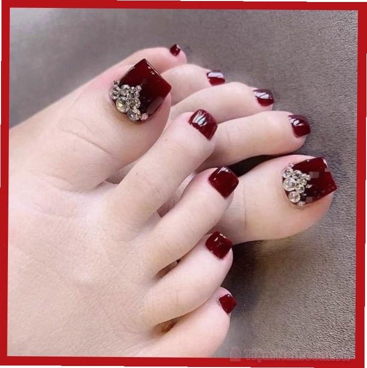 Mẫu móng chân đẹp màu đỏ rượu quý phái