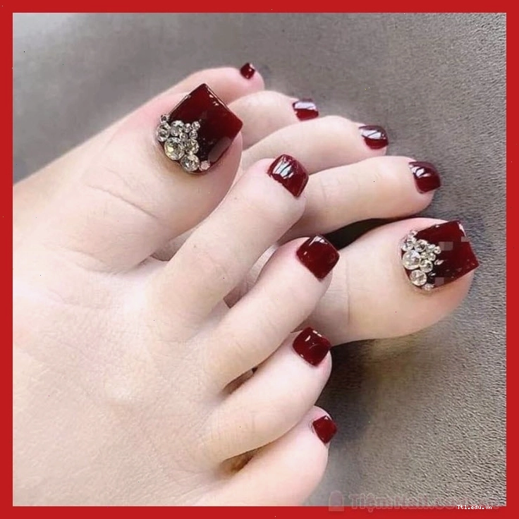 Mẫu móng chân đẹp màu đỏ rượu thanh lịch và quý phái