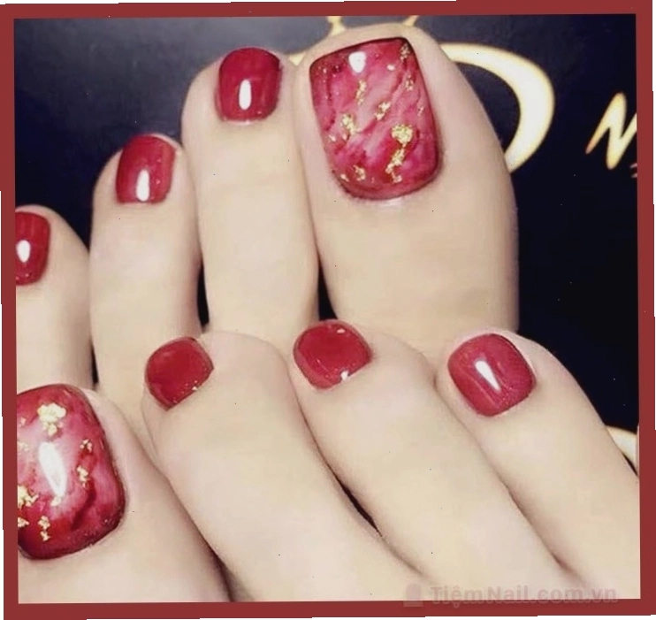 Mẫu móng chân đẹp màu đỏ với thiết kế độc đáo