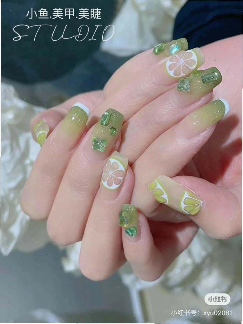 Mẫu nail French tip với đường viền màu xanh dương