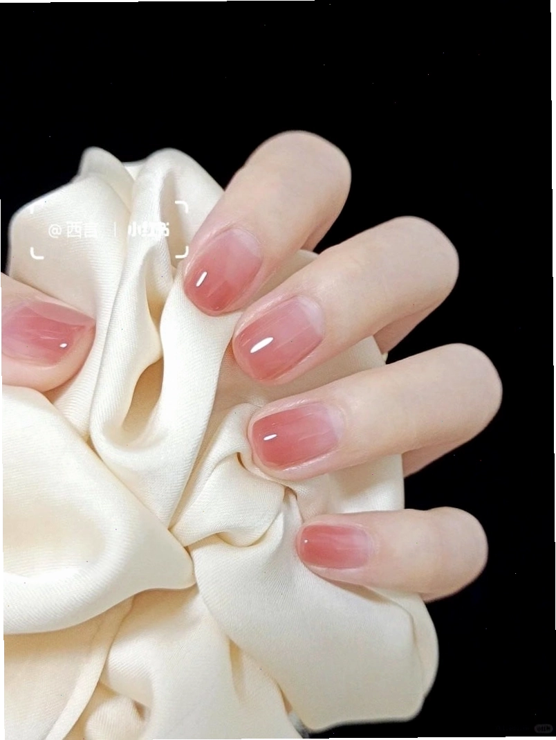 Mẫu nail hồng pastel kết hợp họa tiết chấm bi