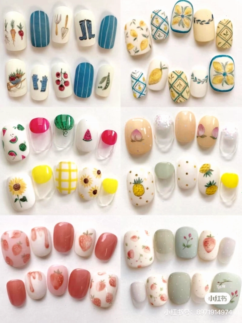 Mẫu nail kẻ sọc vàng trên nền trắng đơn giản và hiện đại