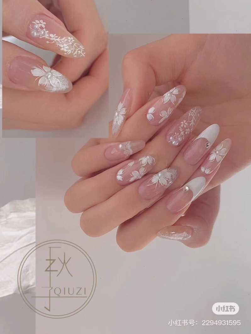 Mẫu nail màu nude kết hợp kim tuyến vàng ánh kim