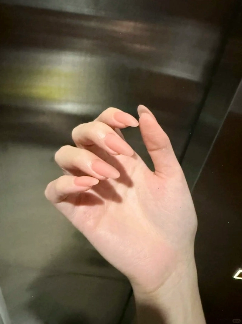 Mẫu nail nude pha hồng trẻ trung