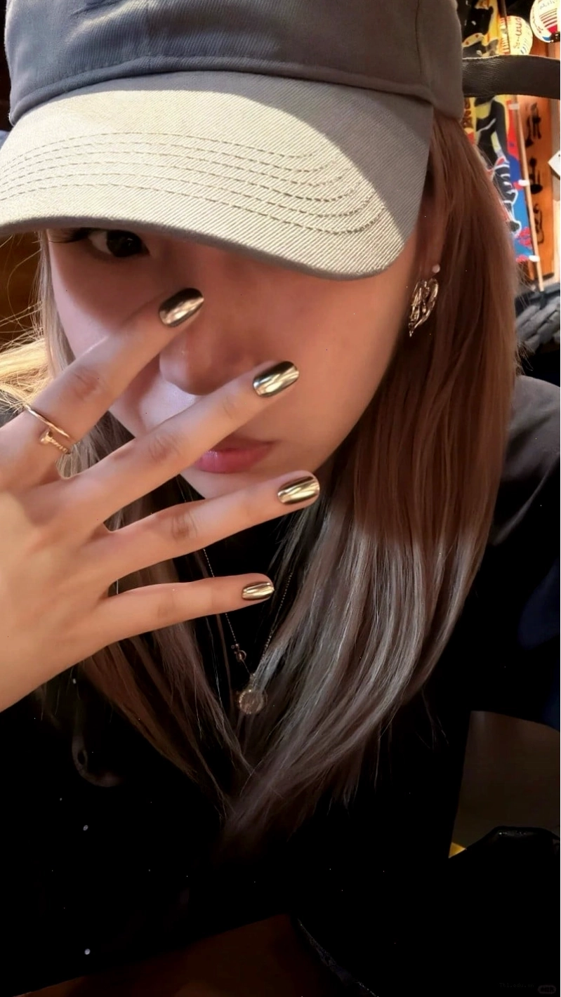 Mẫu nail tráng gương cho nail chân thêm phần quyến rũ