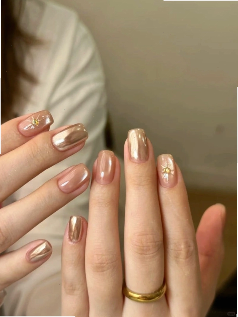 Mẫu nail tráng gương màu hồng pastel với hiệu ứng loang nhẹ nhàng