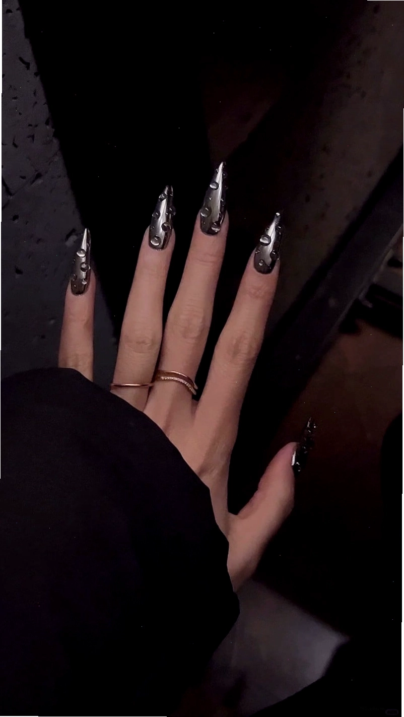 Mẫu nail tráng gương với họa tiết hoa văn tinh tế