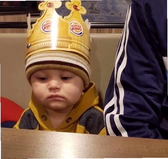 Meme em bé buồn chán với biểu cảm thất thần