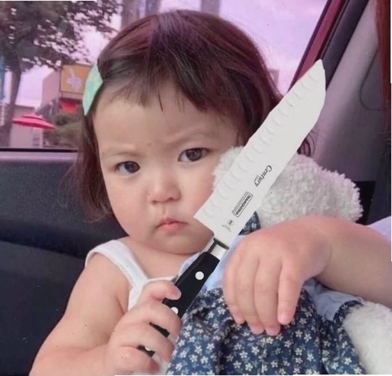 Meme em bé cầm dao đe dọa với ánh mắt tinh nghịch
