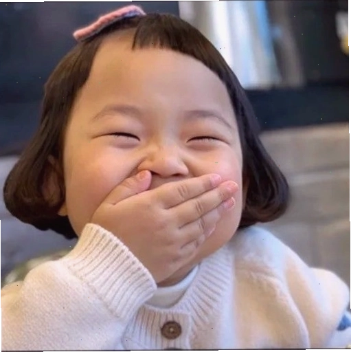 Meme em bé cười tươi biểu cảm đáng yêu