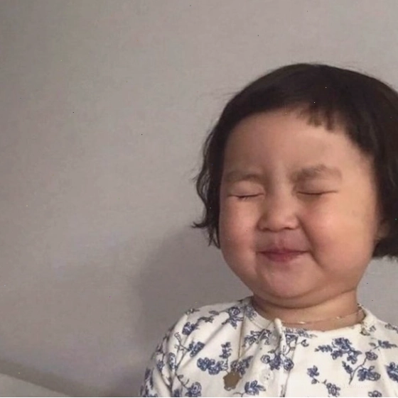 Meme em bé cười xinh với nụ cười tỏa nắng