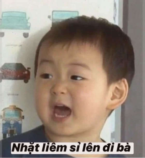 Meme em bé đang cãi nhau với biểu cảm tức giận