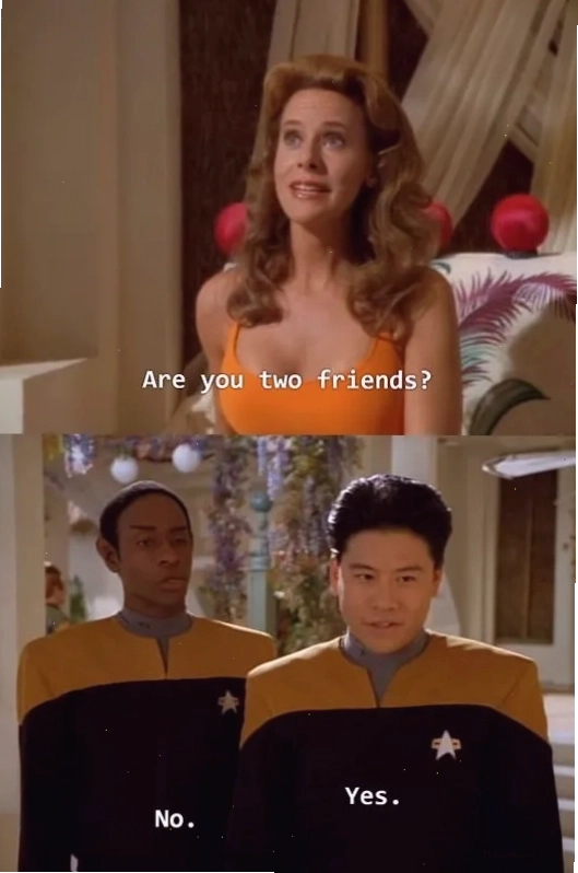 Meme hai người bạn đang chỉ tay