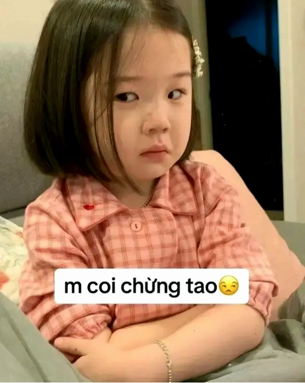 Meme liếc mắt cười ra nước mắt