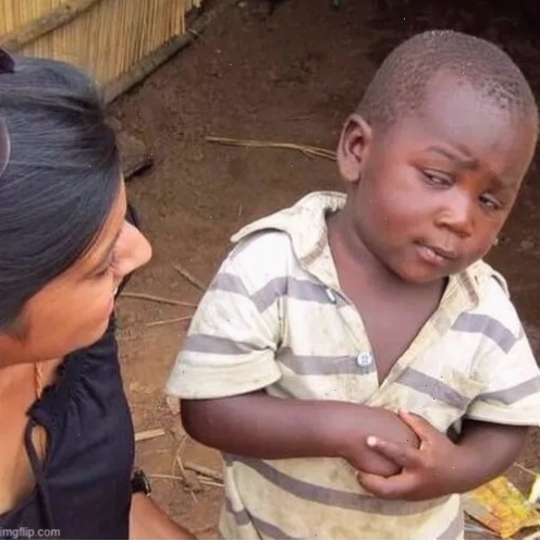 Meme liếc mắt dò xét tình hình