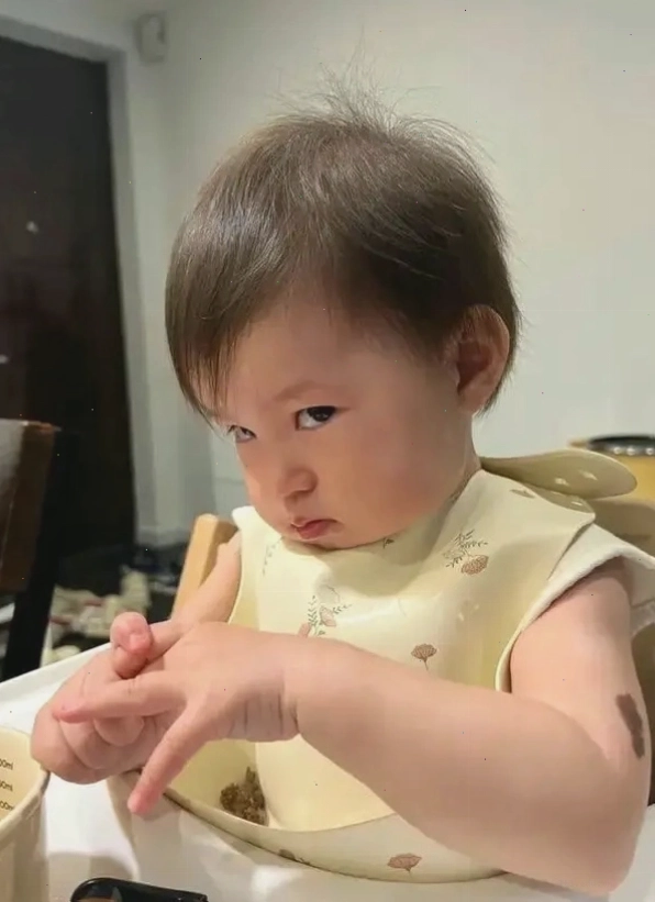 Meme mèo liếc mắt đầy biểu cảm hài hước